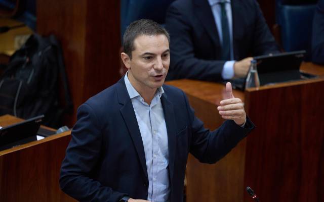 El Secretario general del PSOE-M, Juan Lobato, durante un pleno en la Asamblea de Madrid