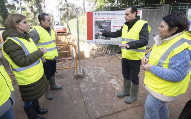 La alcaldesa, Judith Piquet, visita las obras de renovación del colector de Vía Complutense