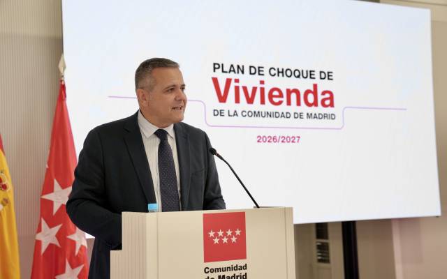El consejero de Vivienda, Transportes e Infraestucuras, Jorge Rodrigo, firma la adjudicación para la construcción de 3.352 nuevas viviendas en ocho municipios de la región del Plan Vive Solución Joven