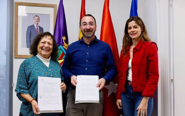 El alcalde de Colmenar Viejo, Carlos Blázquez Rodríguez y la concejal de Política Social, Isabel Álvarez Díaz, suscriben un Convenio con la Asociación de Amigos del Pueblo Saharaui (AAPS)