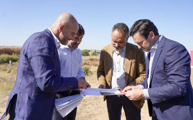 El Alcalde de Móstoles, Manuel Bautista, y el Viceconsejero de Medio Ambiente, Agricultura y Ordenación del Territorio, Rafael García, han presentado el trazado que conectará el barrio del PAU-4 con la autopista R5