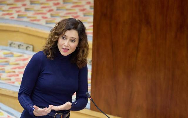 La presidenta de la Comunidad de Madrid, Isabel Díaz Ayuso, interviene durante un pleno en la Asamblea de Madrid