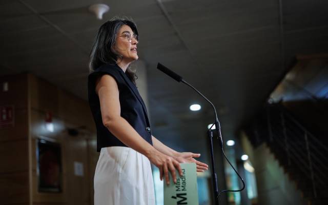 La portavoz de Más Madrid en la Asamblea, Manuela Bergerot, ofrece una rueda de prensa durante un pleno en la Asamblea de Madrid