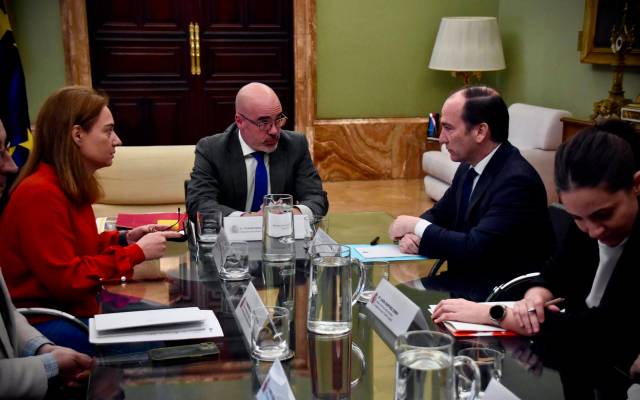 Momento de la reunión entre el delegado del Gobierno, el delegado de Medio Ambiente del Ayuntamiento de Madrid y la alcaldesa de Getafe