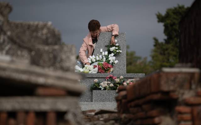 Una persona durante la festividad de Todos los Santos en el cementerio de Nuestra Señora de la Almudena