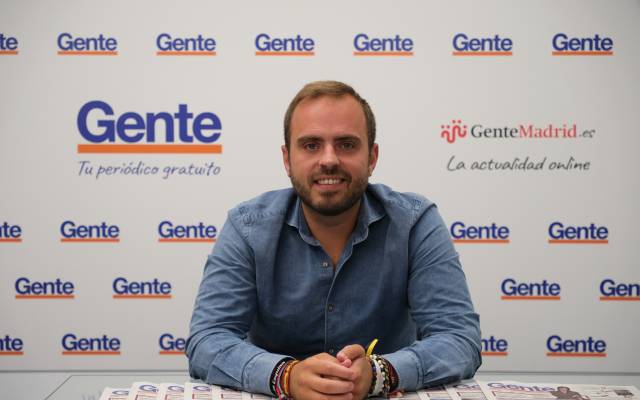 El alcalde de Arganda del Rey, durante su visita a GENTE