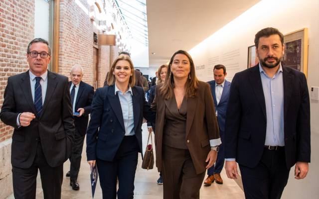 La alcaldesa de Alcalá de Henares, Judith Piquet, junto al secretario general del PP de Madrid, Alfonso Serrano, en un encuentro con empresarios organizado por la plataforma Executive Forum España, en el Parador de Turismo local
