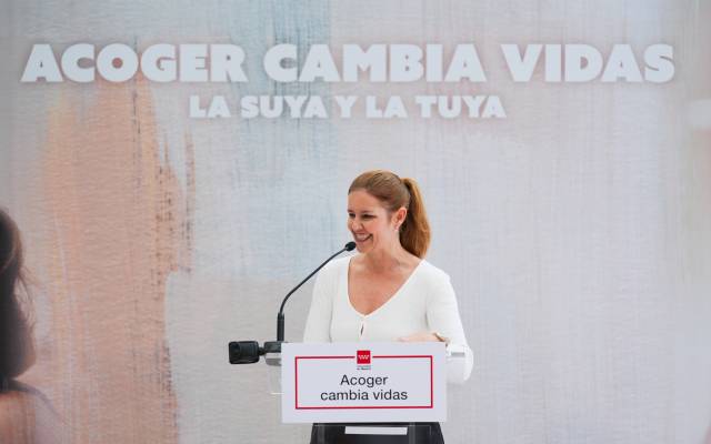 La consejera de Familia, Juventud y Asuntos Sociales, Ana Dávila, presenta la nueva campaña informativa de fomento del acogimiento familiar