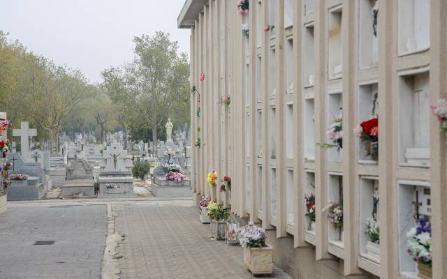 Nichos con flores en el Cementerio de la Almudena de Madrid