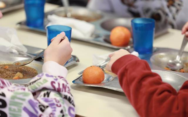 Los niños almuerzan lentejas en el comedor de colegio