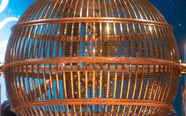 Preparación del bombo antes de la celebración del Sorteo Extraordinario de la Lotería de Navidad 2024, en el Teatro Real, a 22 de diciembre de 2024, en Madrid (España)