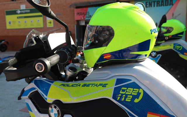 Foto detalle de una moto y casco de la Policía de Getafe