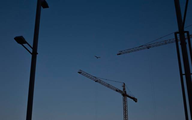 Varias grúas en la construcción de edificios