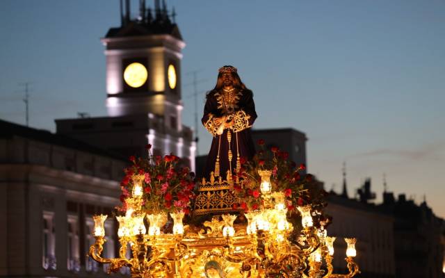 Procesión de Jesús de Medinaceli de noche en la Puerta del Sol