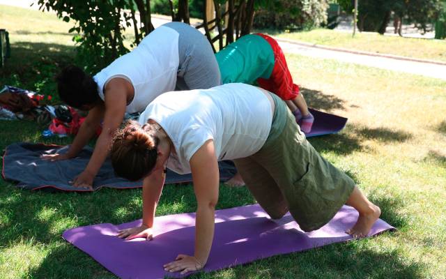 Vecinos practicando yoga