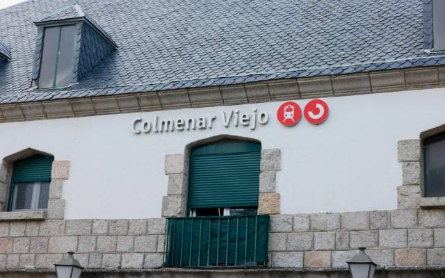 Fachada de la estación de Cercanías de Renfe del municipio