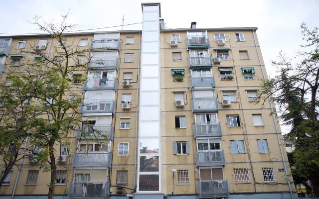 Un ascensor instalado en la fachada de un edificio en la calle Marcelo Usera