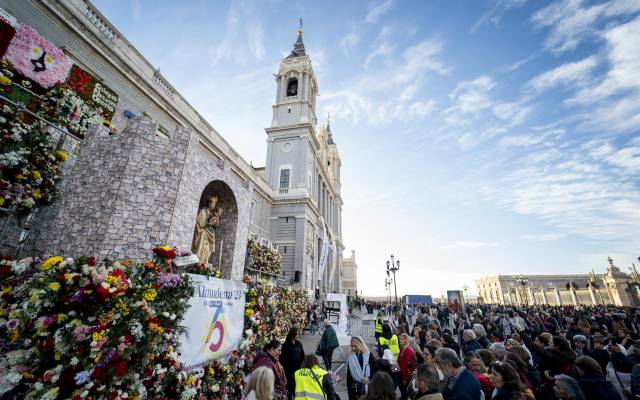 Decenas de personas participan en una ofrenda floral a la Virgen de la Almudena, en la Plaza de la Almudena, a 9 de noviembre de 2023, en Madrid