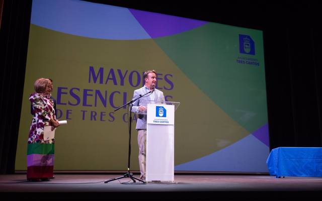 El alcalde de Tres Cantos, Jesús Moreno, durante la Gala de reconocimiento a los Mayores Esenciales del municipio