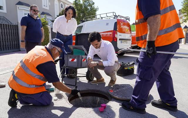 El alcalde de Torrejón de Ardoz, Alejandro Navarro Prieto, acompañado por la concejala de Medio Ambiente, Esperanza Fernández de Mesa, supervisa los trabajos extraordinarios de desratización y desinsectación