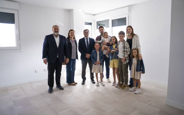 El delegado de Políticas de Vivienda y presidente de EMVS Madrid, Álvaro González, visita las nuevas viviendas de Cañaveral 4 con las familias que las disfrutarán
