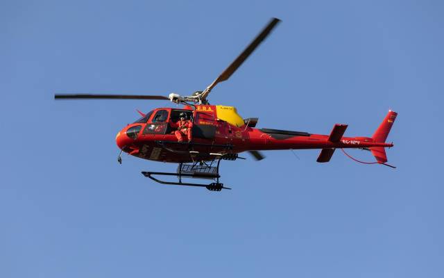 Un helicóptero de rescate de altura del Grupo Especial de Rescate en Altura (GERA) de Bomberos de la Comunidad de Madrid