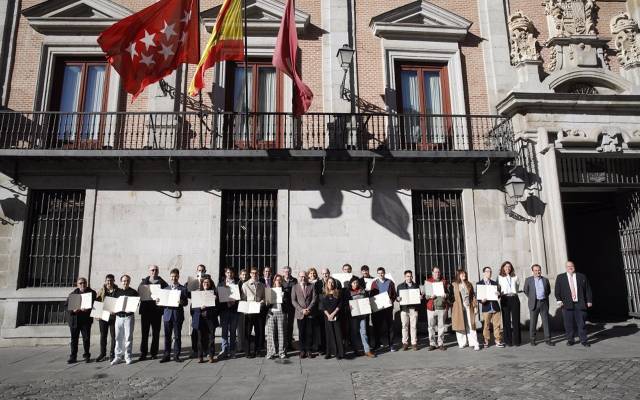 El Ayuntamiento de Madrid ha entregado hoy los títulos a la segunda promoción (2022) de funcionarios de carrera con discapacidad intelectual que se incorporan al Consistorio madrileño