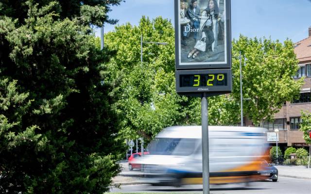 Un termómetro indica la temperatura, a 22 de mayo de 2026, en Madrid