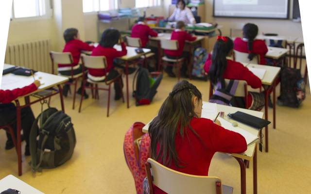 Niños dando clase en un aula