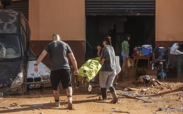 Varias personas limpian los destrozos tras el paso de la DANA