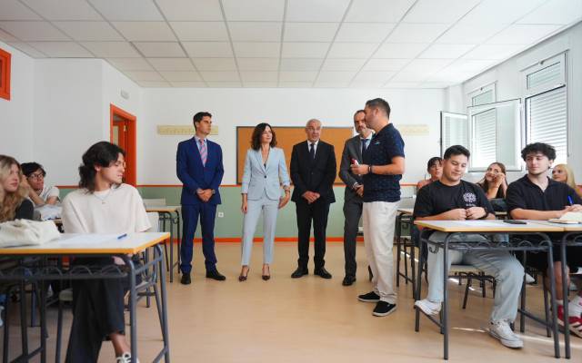 La presidenta de la Comunidad de Madrid, Isabel Díaz Ayuso, acompañada del Consejero de Educación, Ciencia y Universidades, Emilio Viciana, y del alcalde de Móstoles, Manuel Bautista, visita el Centro Integrado de Formación Profesional (CIFP) del municipio