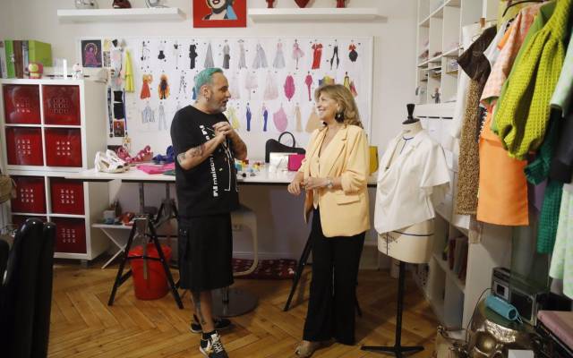 La delegada de Economía, Innovación y Hacienda, Engracia Hidalgo, ha visitado esta mañana el atelierde Maison Mesa, una de la firmas que participarán en la Semana de la Moda de Madrid