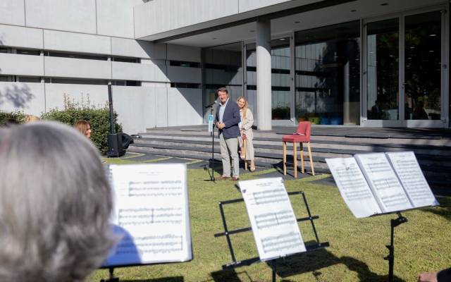 El alcalde de Tres Cantos, Jesús Moreno, y la concejala de Cultura, Elisa Lidia Miguel, durante la presentación de la programación ‘Otoño Cultural’