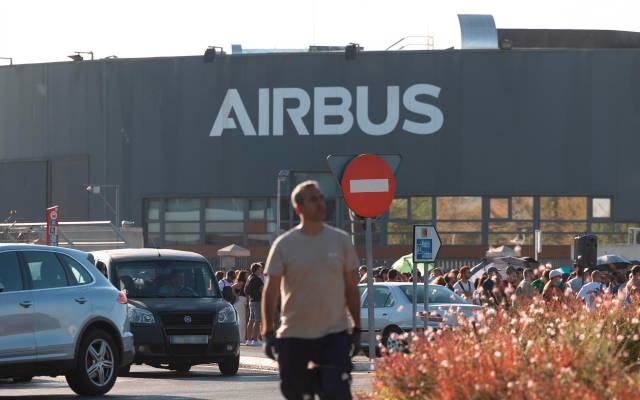 Trabajadores de Airbus se concentran a las puertas de la sede de Getafe, a 1 de septiembre de 2026, en Getafe, Madrid