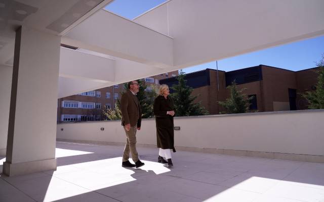 La delegada de Obras y Equipamientos del Ayuntamiento, Paloma García Romero, y el delegado de Políticas Sociales, Familia e Igualdad, José Fernández, visitan las obras del nuevo centro de día para mayores con deterioro físico y cognitivo en la calle de Téllez