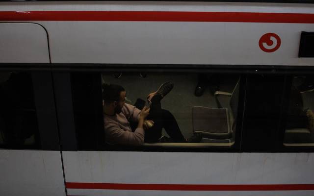 Una persona en un vagón de un tren en la Estación de Atocha