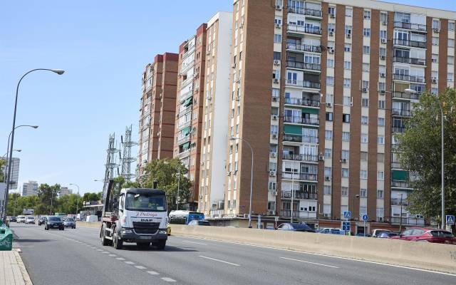 Varios coches circulan en la A-5