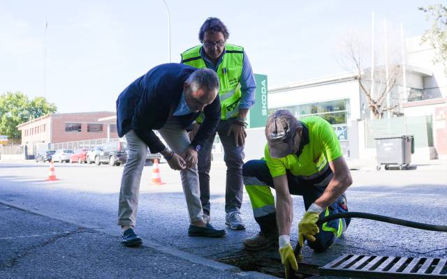 El alcalde de Móstoles, Manuel Bautista, acompañado del jefe de Emergencias y Protección Civil, Raúl Esteban, visita la calle Moraleja de Enmedio en la que se está llevando a cabo la limpieza de la red de drenaje pluvial
