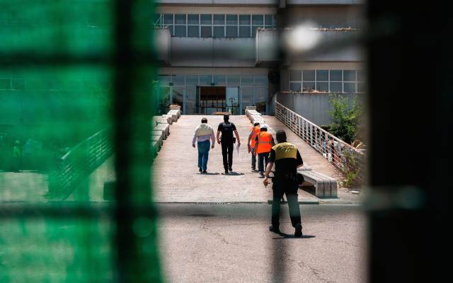 Un policía entra en las instalaciones donde se está llevando a cabo la obra en el polígono de La Cantueña, a 5 de junio de 2024, en Fuenlabrada, Madrid (España)