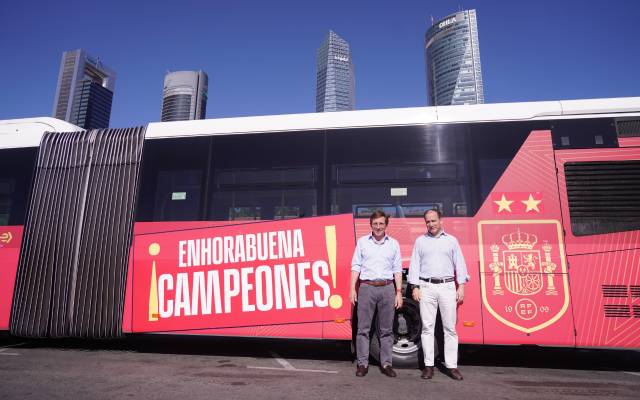 El alcalde, José Luis Martínez-Almeida, acompañado del delegado de Urbanismo, Medio Ambiente y Movilidad, Borja Carabante, coloca la segunda estrella al escudo de la selección en un autobús vinilado de EMT Madrid