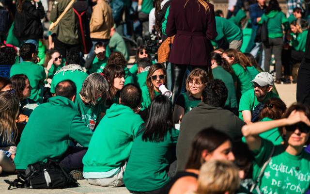 Numerosas personas durante una asamblea unitaria de profesores con motivo de la huelga educativa, a 23 de octubre de 2026, en Madrid (España).
