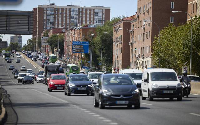 Varios coches circulan en la A-5