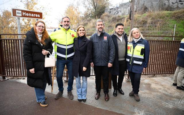 El consejero de Presidencia, Justicia y Administración Local, Miguel Ángel García Martín, acompañado de la alcaldesa, Judit Piquet, y otras autoridades en la reapertura del Puente de Zulema de la M-300
