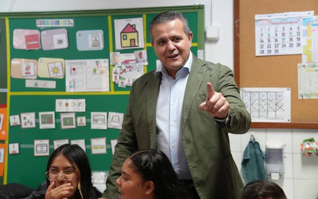 El consejero de Vivienda, Transportes e Infraestructuras, Jorge Rodrigo, presenta la nueva edición del programa AulaMetro en el Centro de Educación Especial Inmaculada Concepción, en Carabanchel