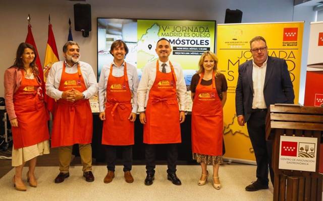 El alcalde, Manuel Bautista, durante la presentación del Mercado del Queso de Madrid