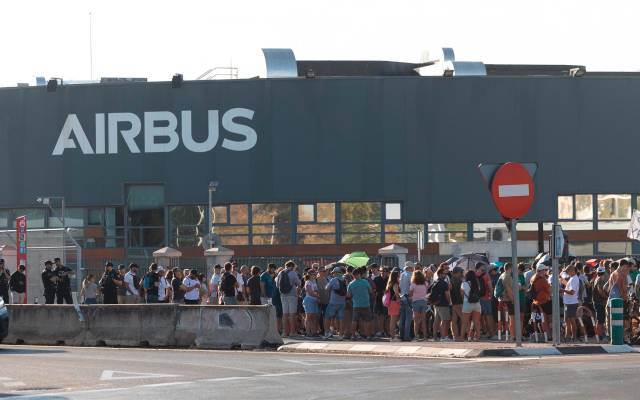 Trabajadores de Airbus se concentran a las puertas de la sede de Getafe, a 1 de septiembre de 2026, en Getafe, Madrid (España).