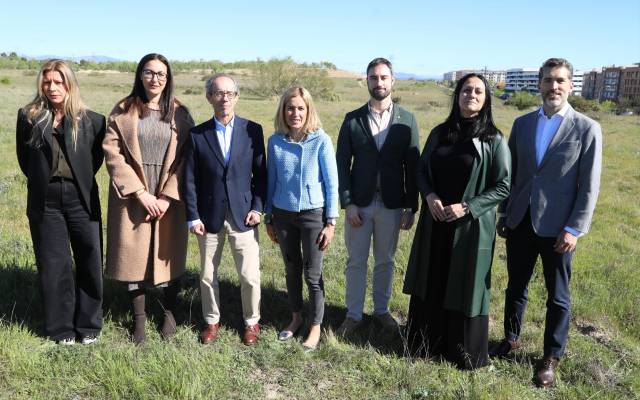 La alcaldesa, Rocío García Alcántara, y el presidente de la Junta de Compensación de Los Carriles-Valgrande, Rafael Olabarri, sobre los terrenos de este desarrollo urbanístico