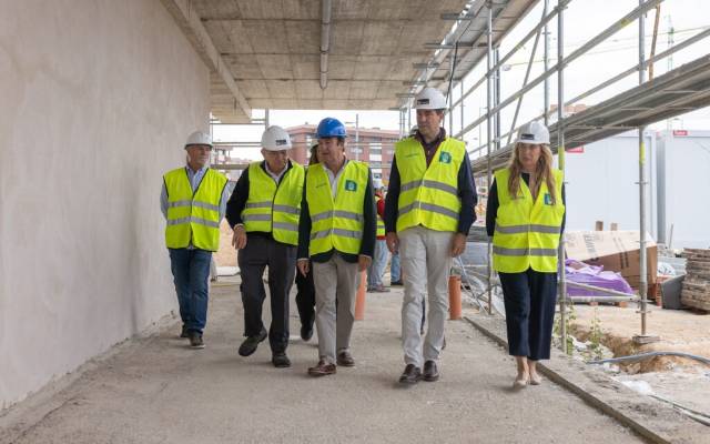 El alcalde, Jesús Moreno, el concejal de Presidencia, Javier Juárez, y la concejal de Cultura, Elisa Lidia Miguel, visitan las obras de la Biblioteca Municipal Concha Espina