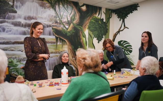 La consejera de Familia, Juventud y Asuntos Sociales, Ana Dávila, visita uno de los talleres del programa regional ‘Ciencia en Residencia’