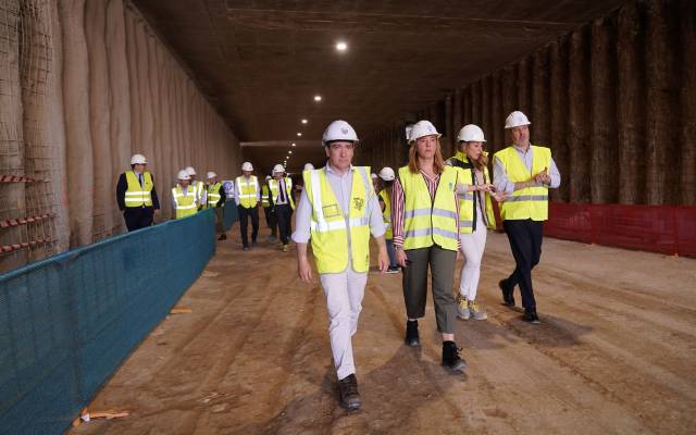 El delegado de Urbanismo, Medio Ambiente y Movilidad, Borja Carabante, y el concejal del distrito de Latina, Alberto González, durante la visita al túnel de la A-5